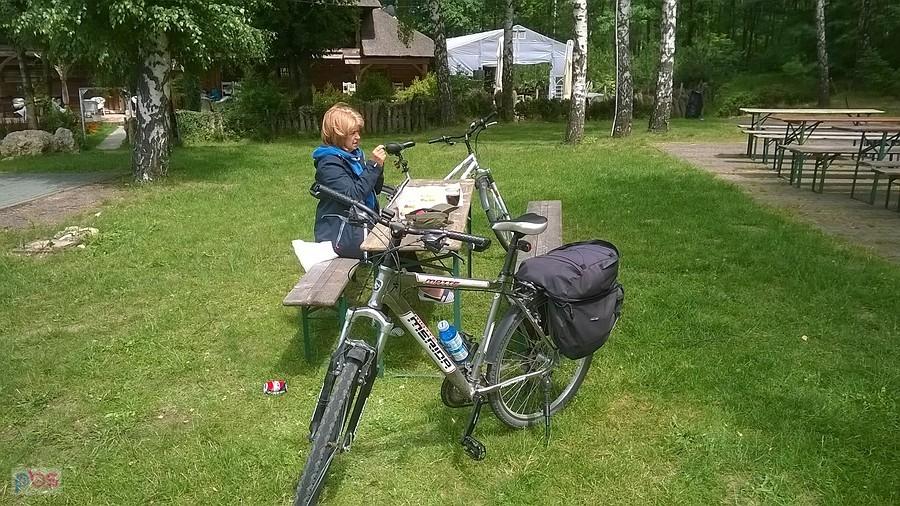 Spotkanie z żoną przed spichlerzem w Olsztynie