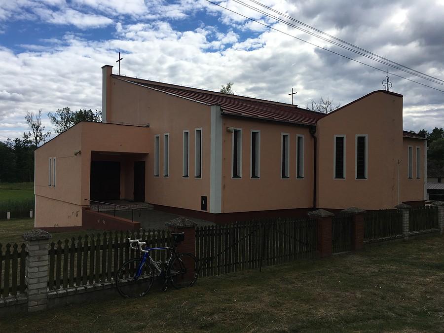 Przed kaplicą w Kruczu