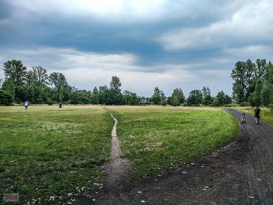 Boisko Kolejarza... chmury straszą