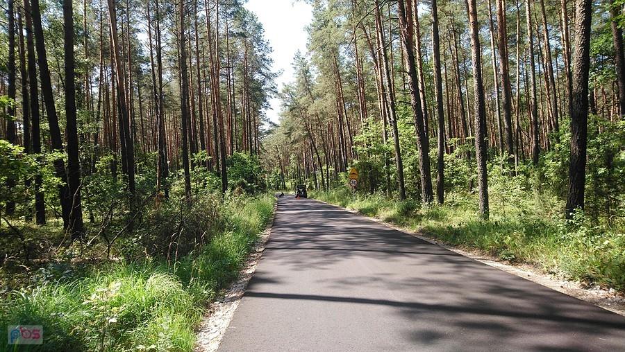 Na nowej drodze do Wilkowa montują spowalniacze