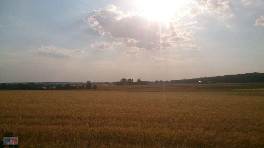 Słońce chowające się za chmurą