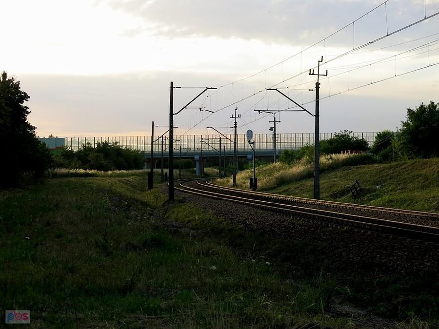Przez tory kolejowe