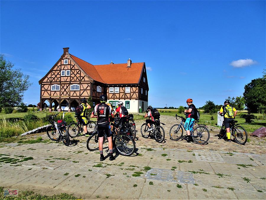 Wycieczka rowerowa - Pętla Żuławska. Nowo zbudowany dom podcieniowy w 2010 r.