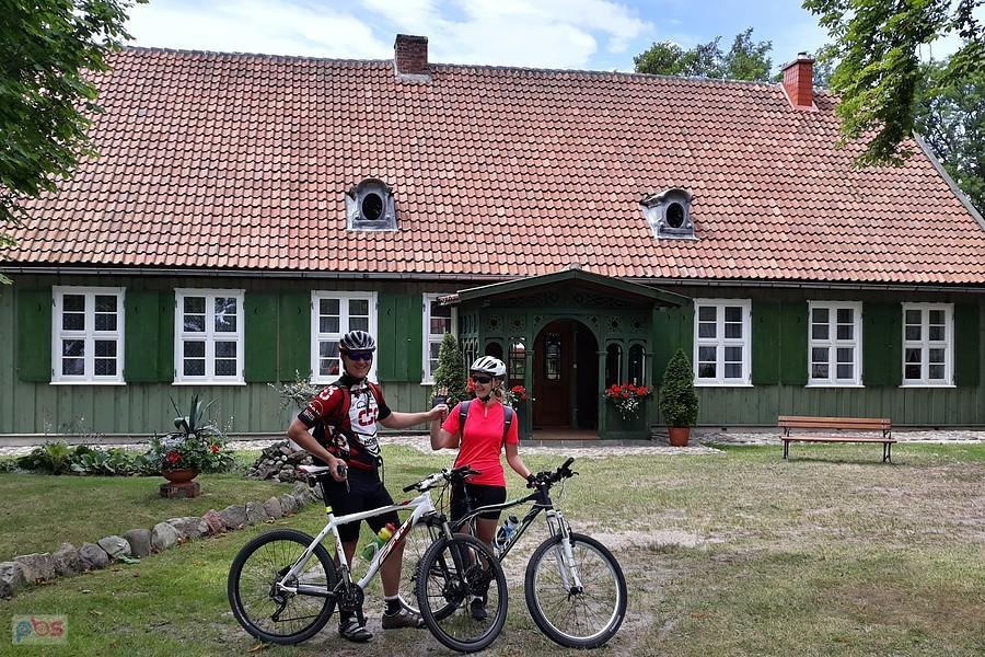 Wielkopolscy goście przed Dworkiem Starościńskim w Mirachowie
