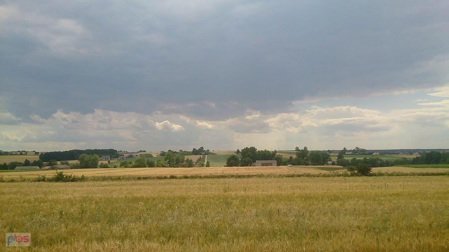 Ciemne chmury nad polami