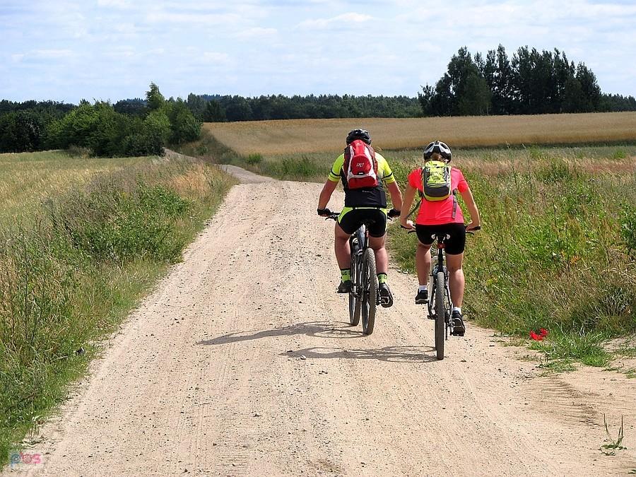 Jadąc w stronę Sierakowic