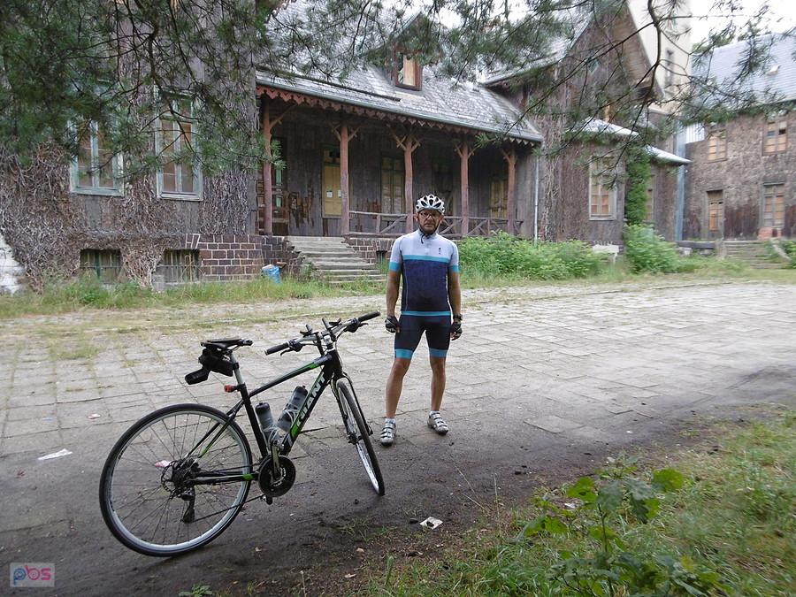 Rowerzysta przed Pałacem Myśliwskim w Sośnie