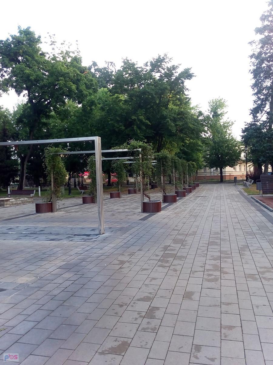 Fontanny w parku jeszcze nie włączone po nocy