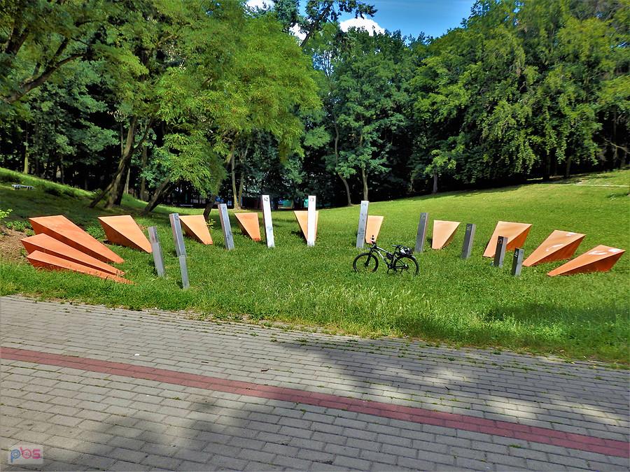 Poranek na rowerze - okolice Tczewa. Zegar słoneczny w parku miejskim - Tczew.