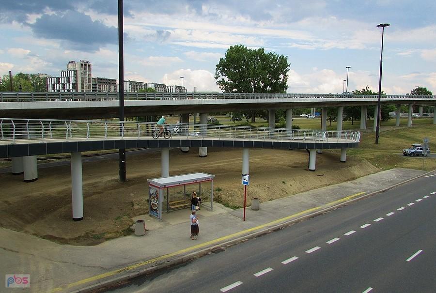 Widok z kładki na nową estakadę DDR przy pętli Wyścigi