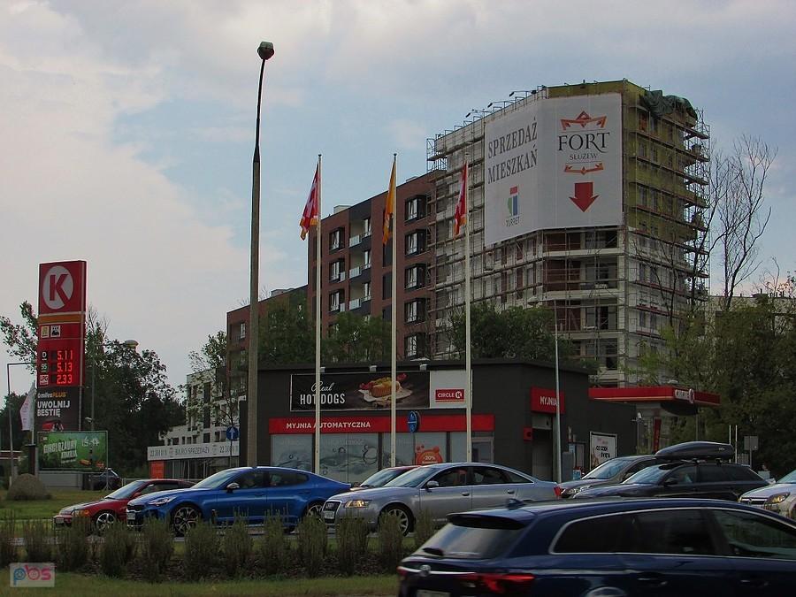 Fort Służew pnie się do góry