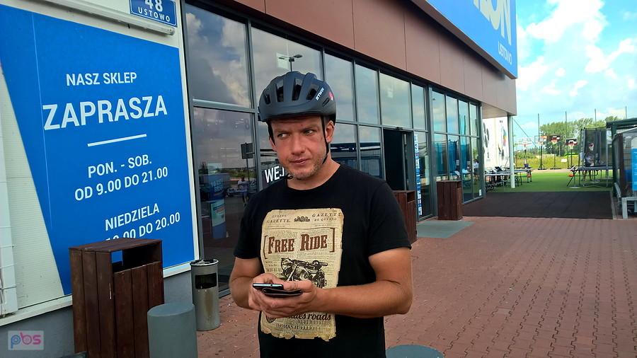 Kuba świeżo po kupnie kasku pod Decathlonem.