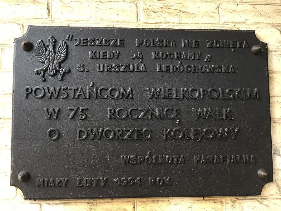 Tablica pamiątkowa na stacji PKP Miały