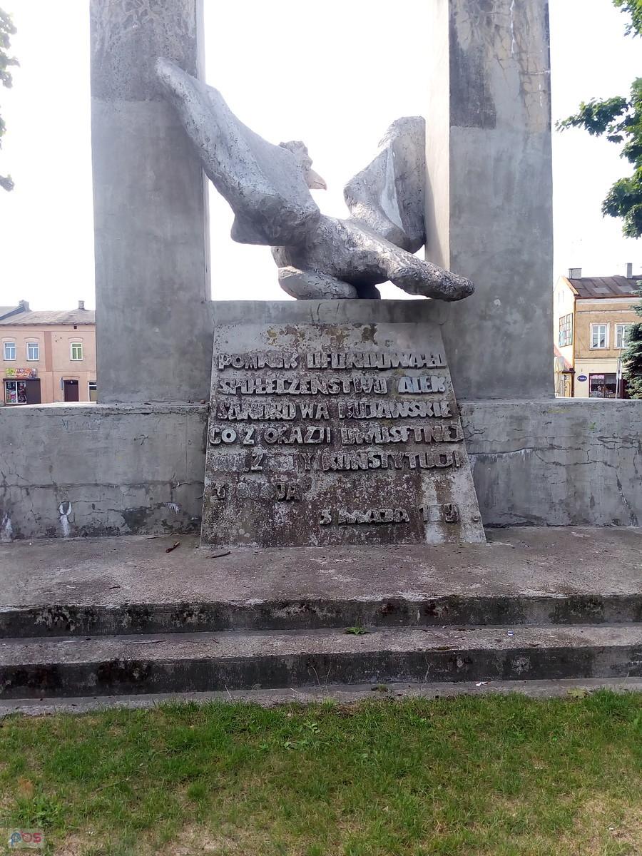 Ten sam pomnik od tyłu