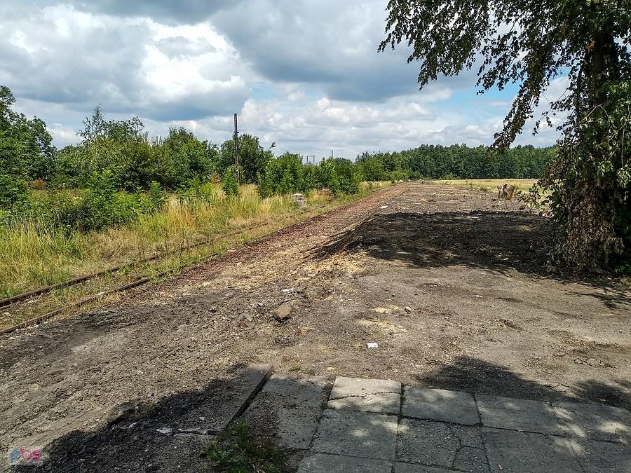 I tyle zostało po peronie w Ochojcu