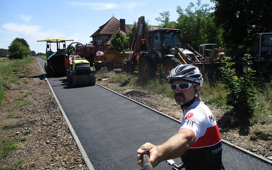 W Stobnicy niespodzianka - robią rowerówkę na miejscu torów kolejowych