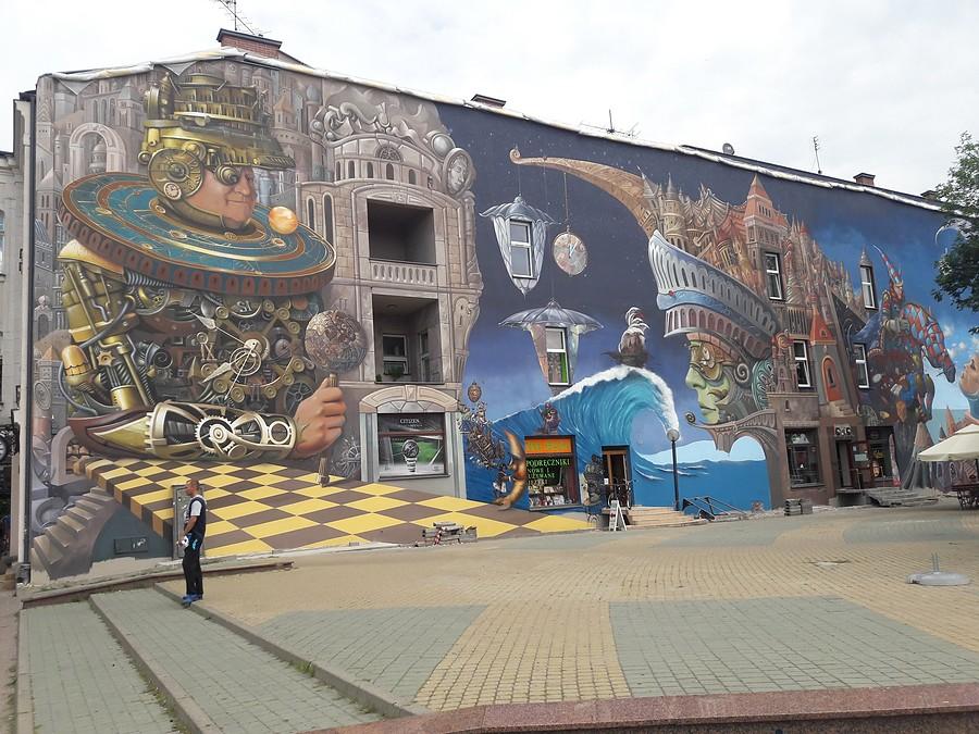 Mural autorstwa Tomasza Sętowskiego przy częstochowskim dworcu PKP.