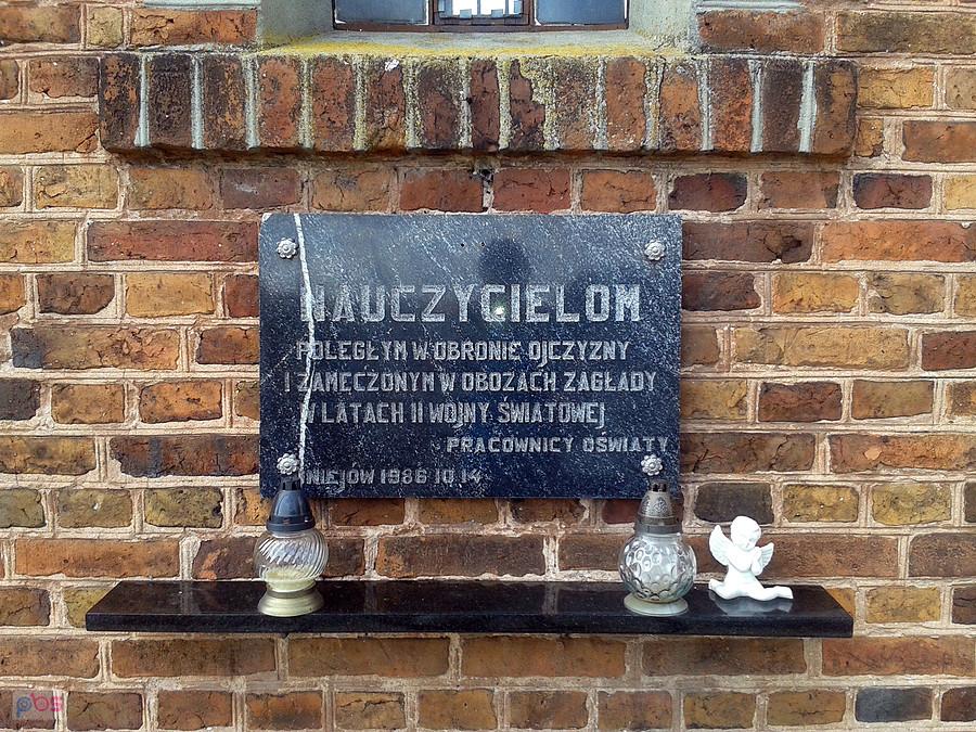 Pamiątkowa tablica na murze kaplicy