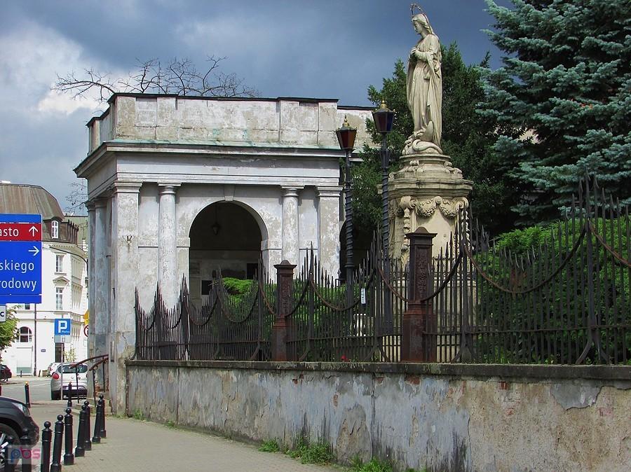 Przed kościołem franciszkanów
