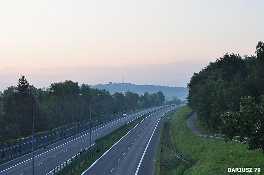 Tarnów - Droga 94 w tle widok na Górę św. Marcina