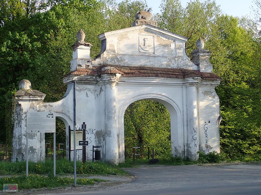 Mełgiew Podzamcze (lubelskie); Brama do pałacu Stoińskich