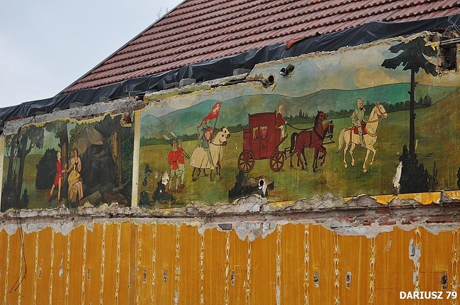 Czchów - Rysunki na remontowanym budynku