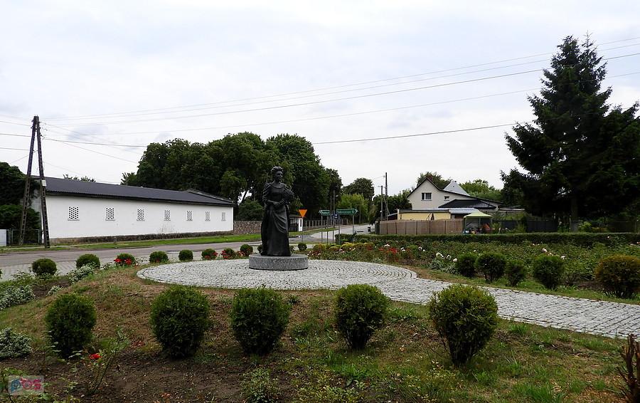 Centrum miejscowości Buk z pomnikiem Elizabeth von Arnim.