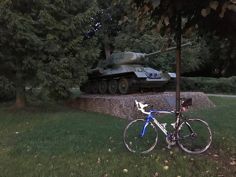 A teraz stoi tutaj