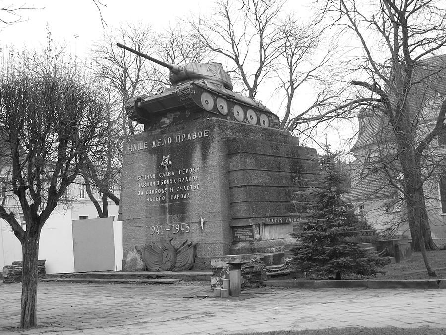 I tak sobie stał w latach 1945- 2006 na rynku w Czarnkowie