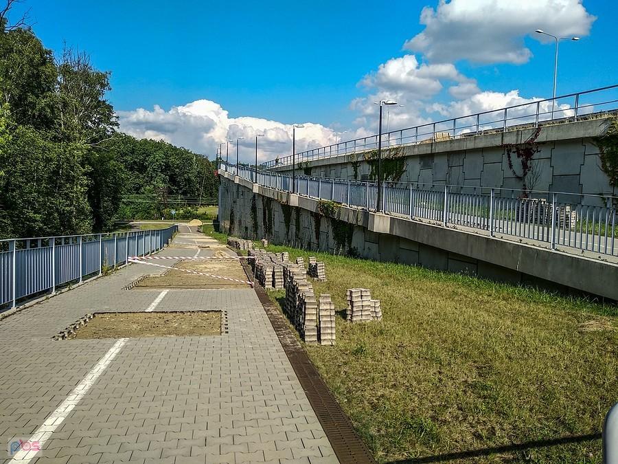 Niespodzianki na podjeździe na wiadukt