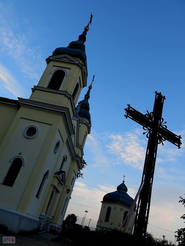 Przed chorzęcińską parafią