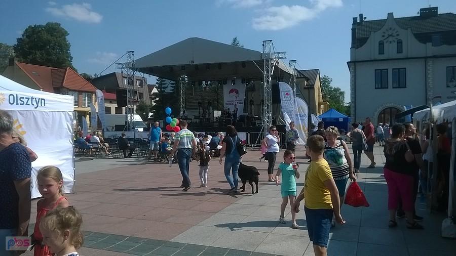 Na scenie występ wielu zespołów biorących udział w konkursie. Wieczorem występ m.in. "Gangu Marcela"
