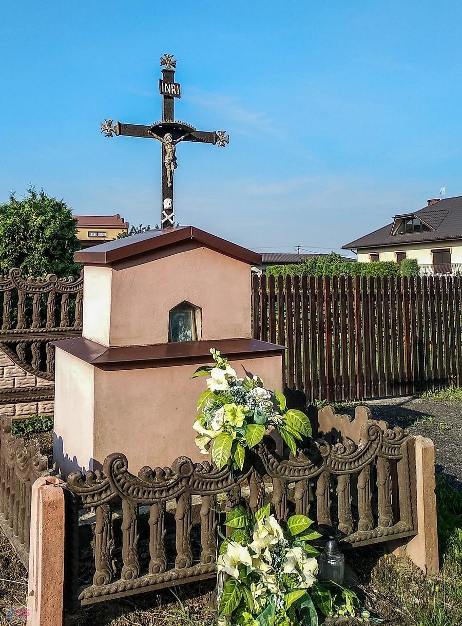 Niespodzianka - czaszka pod krzyżem w Krzeczowie