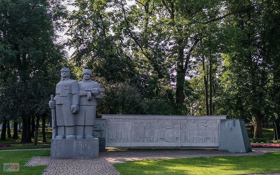 Pomnik Pogromcom hitleryzmu, aż dziwne że dobra zmiana go nie zdemolowała