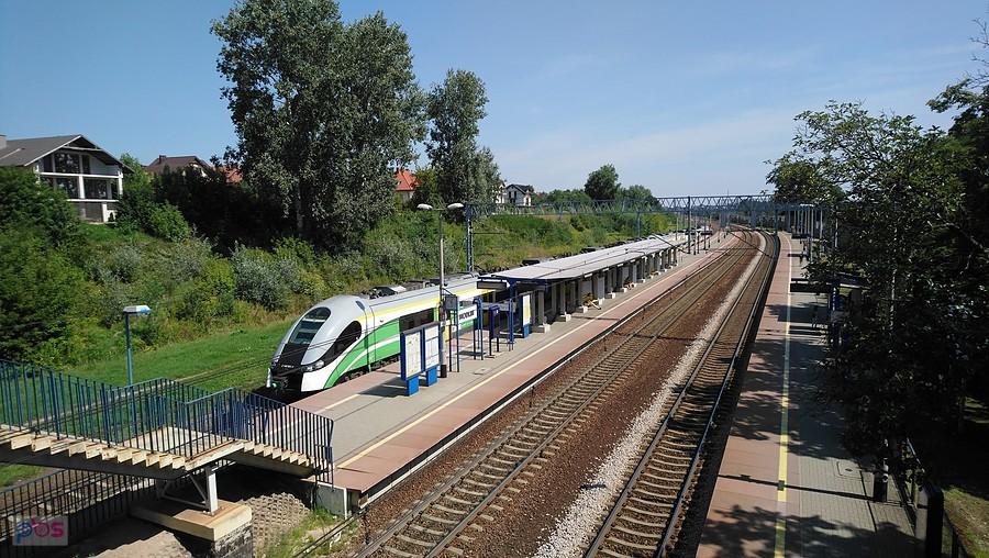 Pociąg na stacji Modlin i kontrola czasu 11:03