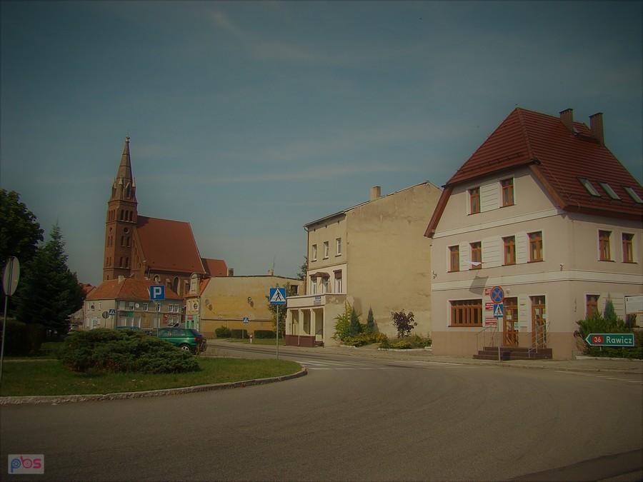 Rynek w Wińsku. W tle kościół św. Trójcy z XV w.