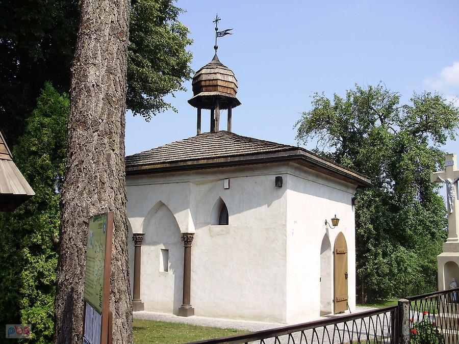 Zabytkowa Kaplica Grobu Jezusa z 1672r., wzorowana na grobie Jeusa w Jerozolimie, w miejscowości Potępa