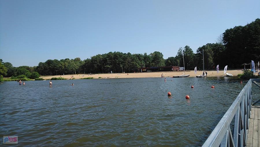 Ładna piaszczysta plaża w Ryni