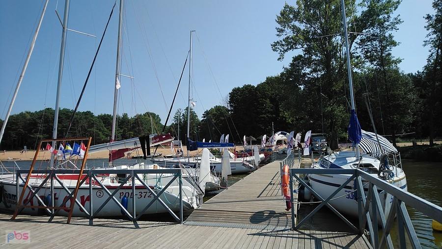 Przystań i wypożyczalnia: kajak 20, rower wodny 25, łódź wiosłowa 30 zł/h