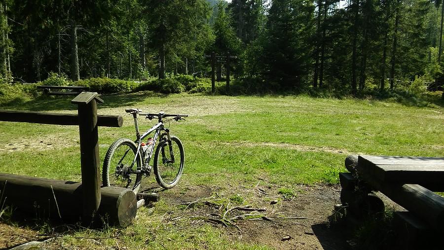 Na Przełęczy Borek (1009 m). W Gorcach postawili sporo takich stojaków :)
