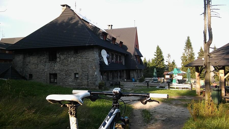 Schronisko pod Turbaczem. Było piwko za 9 zeta :)