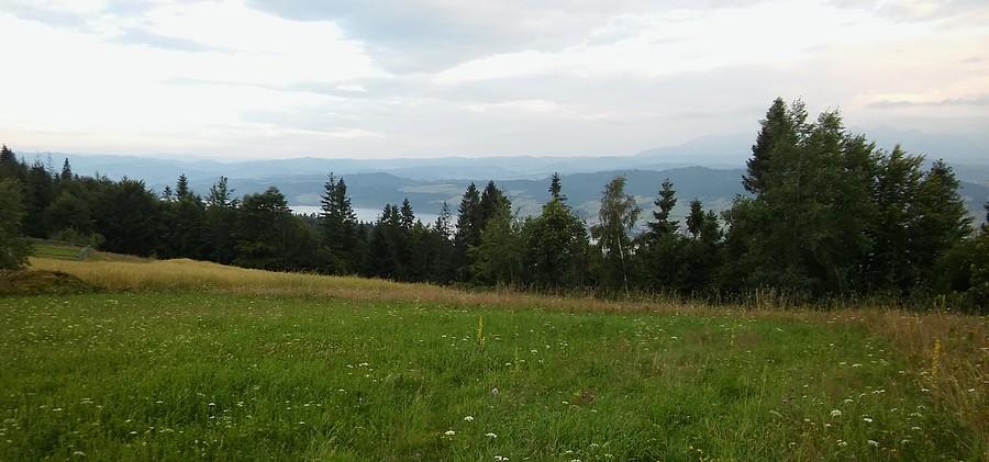 A tu na drugą stronę - tam w dole Jezioro Czorsztyńskie