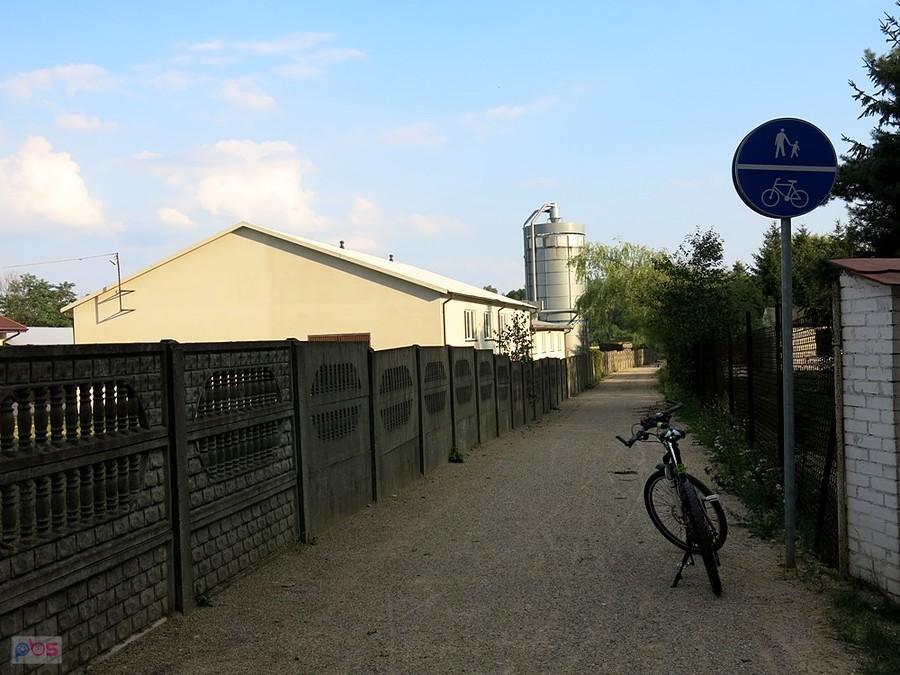 DDR-ka prowadzi między ogrodzeniami