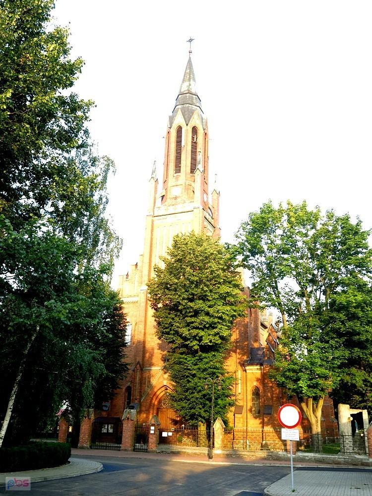 Osjaków - przed kościołem