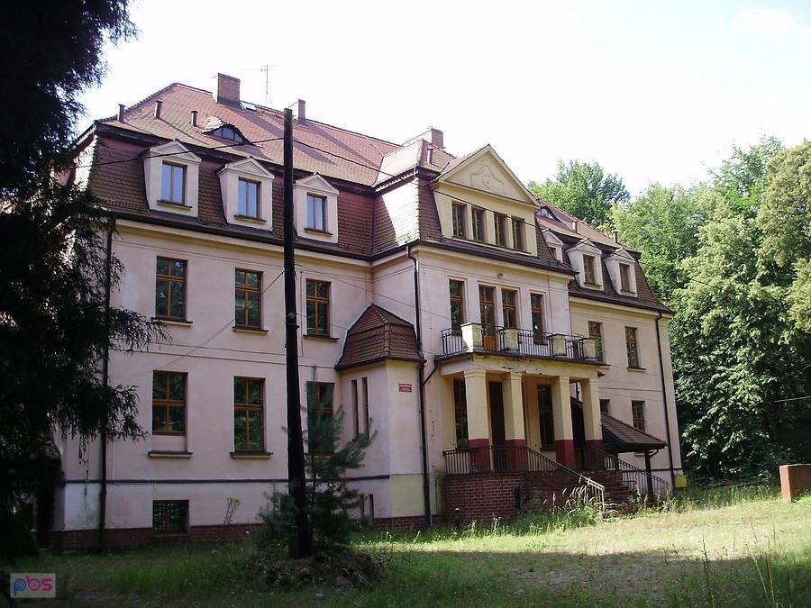 Pałac rodu von Kitzingów z 1904r. w Ciasnej. Do niedawna Dom Dziecka, obecnie na sprzedaż
