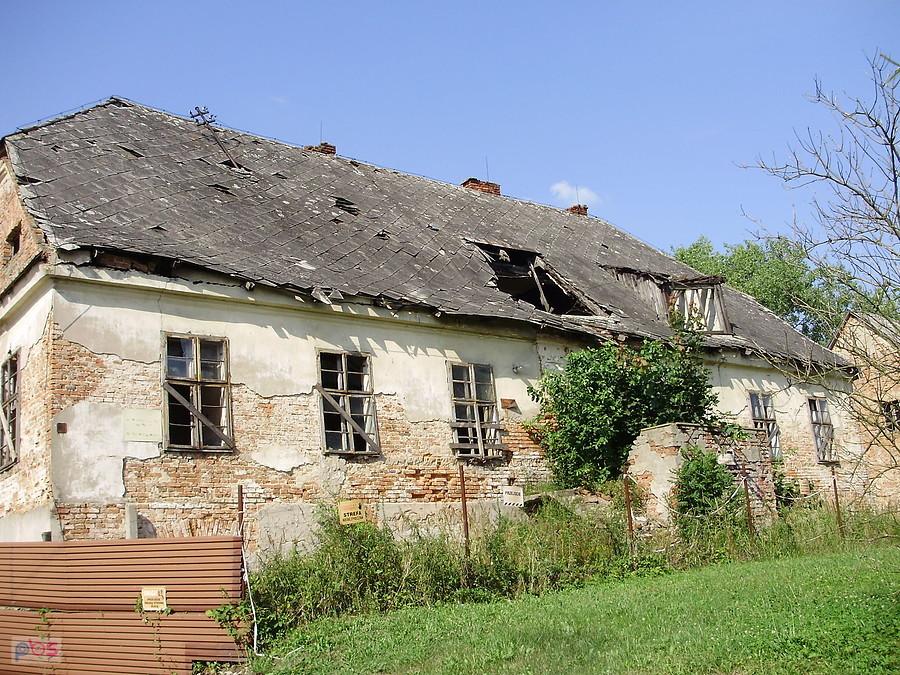 Dwór we wsi Cieszowa z XIX w. Wieś w/g dokumentów istnieje od XIII w. W dokumentach niemieckich zapisana nazwa wsi jako Radosna Wieś.