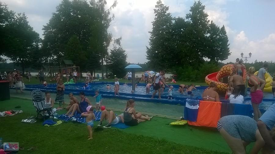 A obok piknik i zabawa dzieci
