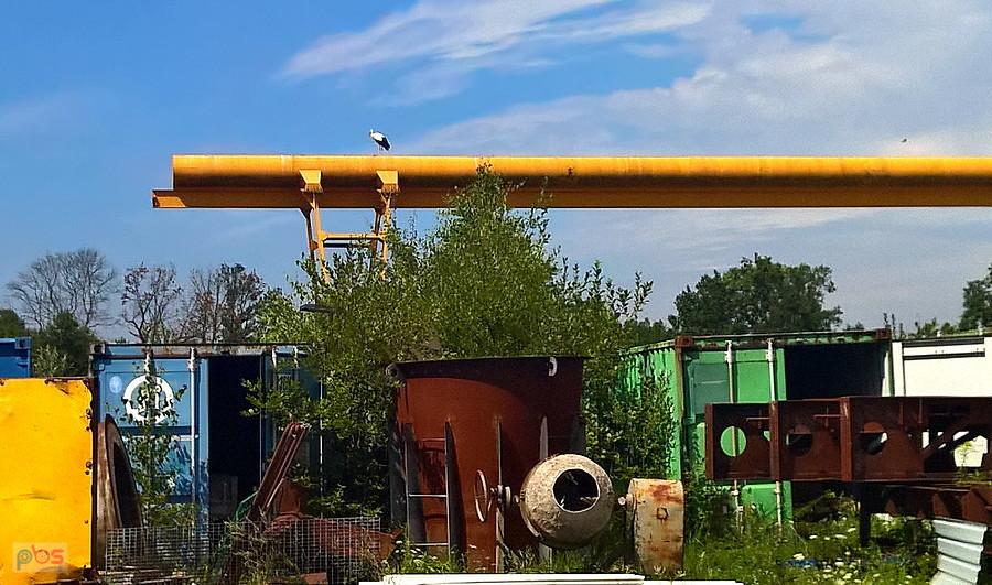 Pod Tatynią bocian usiłuje zbudować gniazdo na tym urządzeniu.