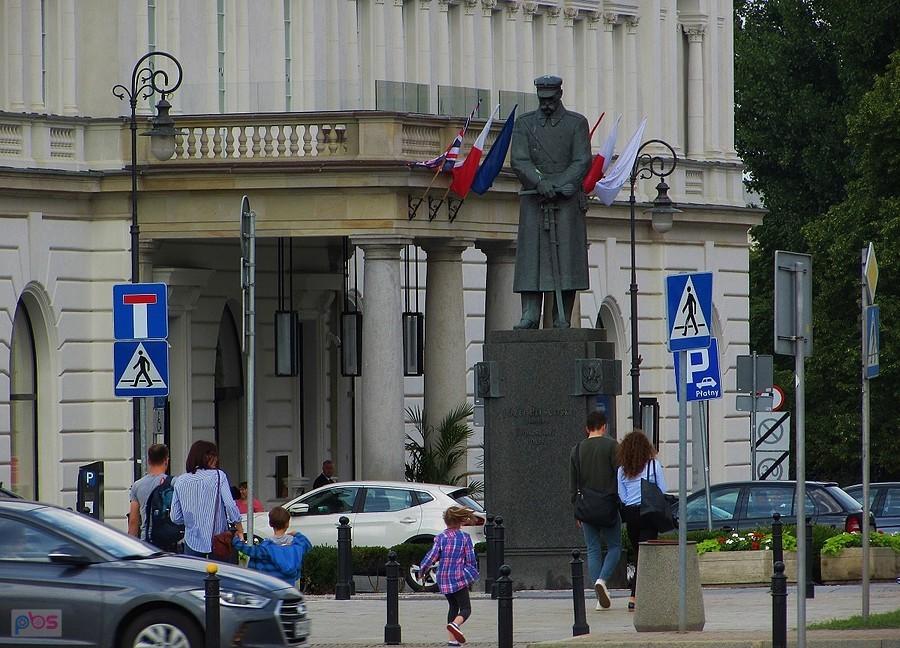 Dziadek przy wejściu do Raffles Europejski Warsaw