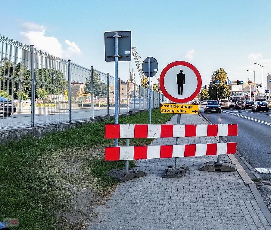 Rozumiem znaczenie tego znaku, ale nie widzę sensu jego postawienia w tym miejscu